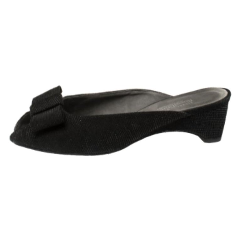 Stuart Weitzman Schwarze Slide-Sandalen aus Wildleder Größe 37 im Angebot