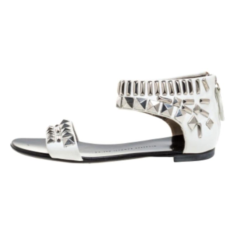 Giuseppe Zanotti Chaussures en cuir blanc clouté avec fermeture à glissière au niveau de la cheville Taille 36 en vente