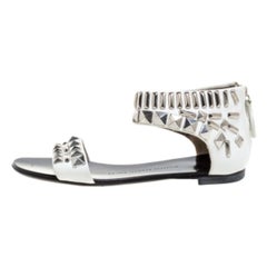 Giuseppe Zanotti Chaussures en cuir blanc clouté avec fermeture à glissière au niveau de la cheville Taille 36