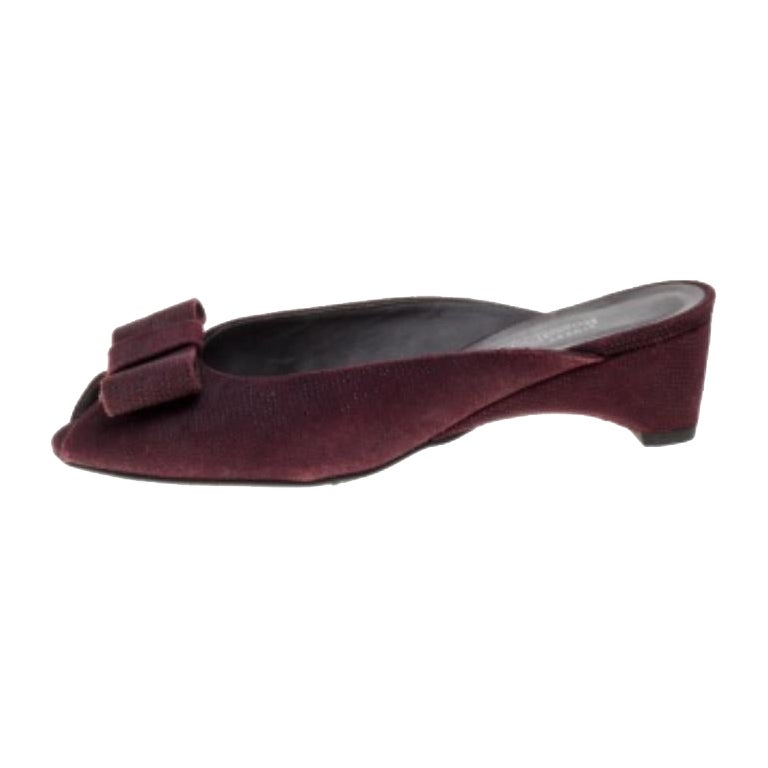 Stuart Weitzman Burgunderfarbene Sandalen aus strukturiertem Wildleder mit Schleife und Peep Toe Slide Größe 38 im Angebot
