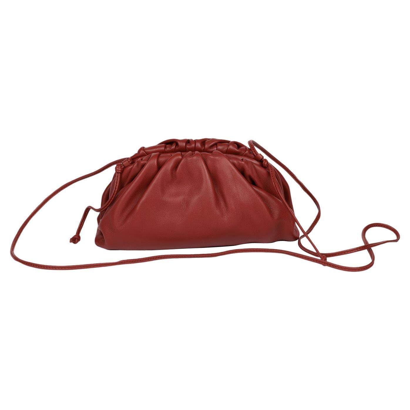 Bottega Veneta Mini Pouch in pelle di vitello color mattone in vendita