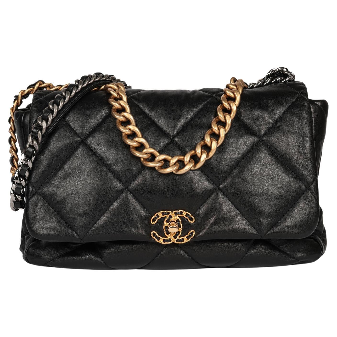 Chanel Black Quilted Lambskin Maxi 19 Flap Bag in vendita