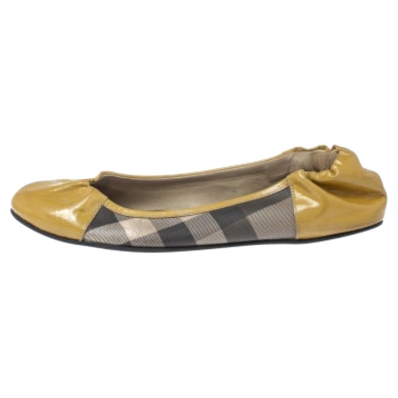 Burberry Beige Patent Leather And Nova Check Canvas Scrunch Ballet Flats Size 37 For Sale