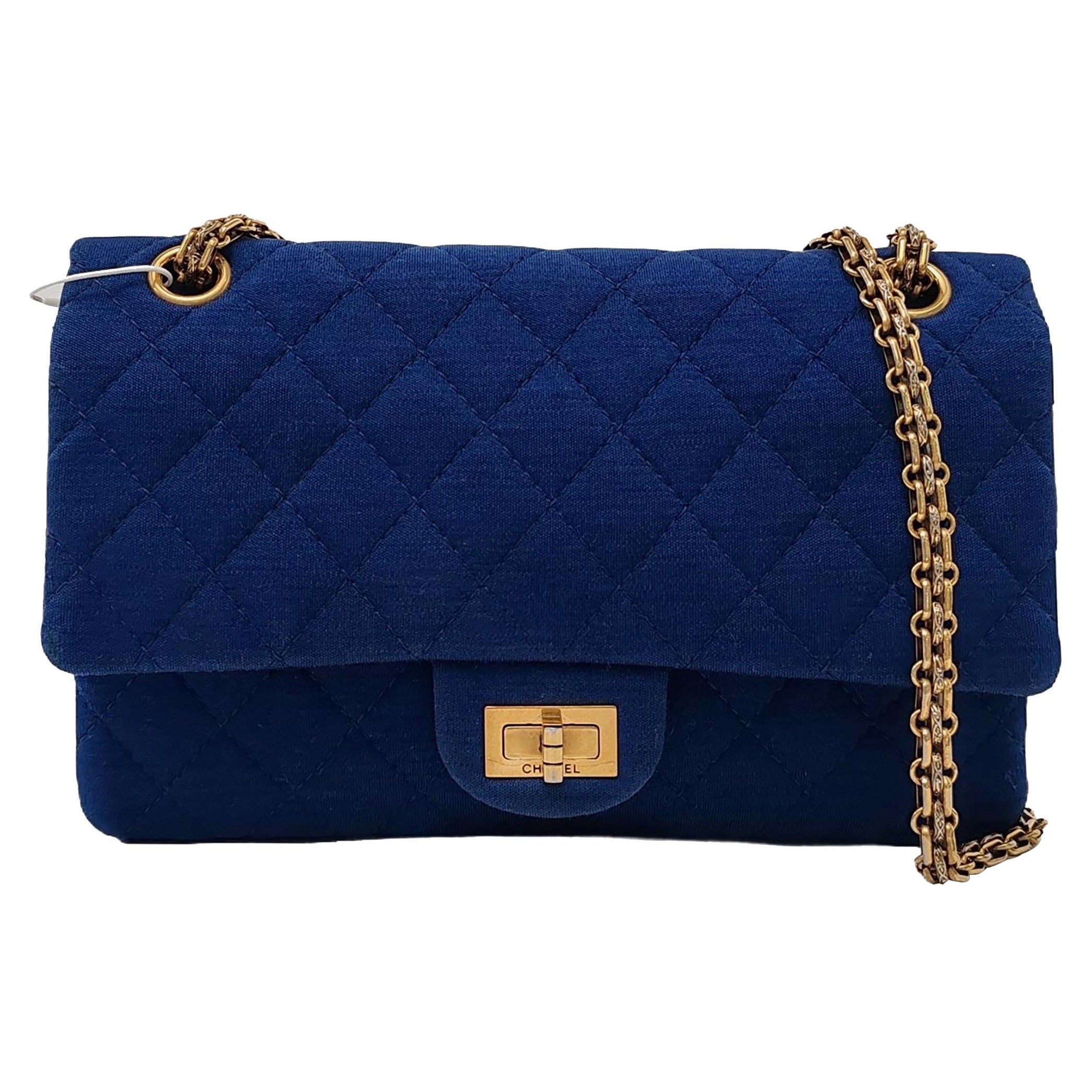 Chanel 2.55 Double Flap Medium Blu Reale in Fabrice Oro con tracolla a catena in vendita