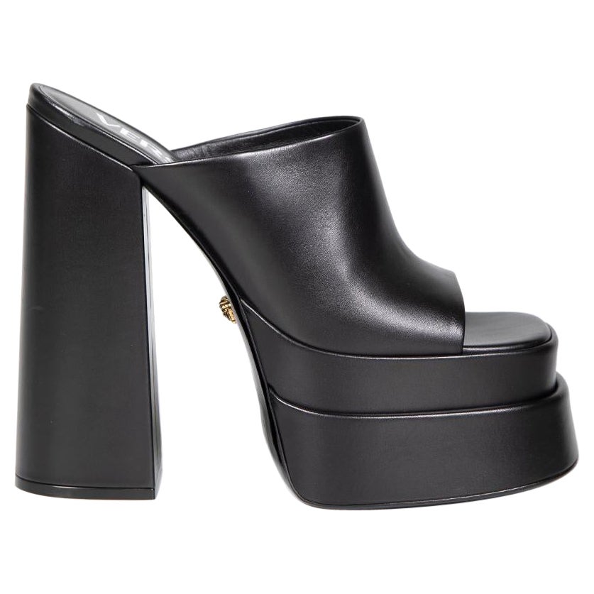 Versace Black Leather Platform Open Toe Mules Size IT 40 en venta