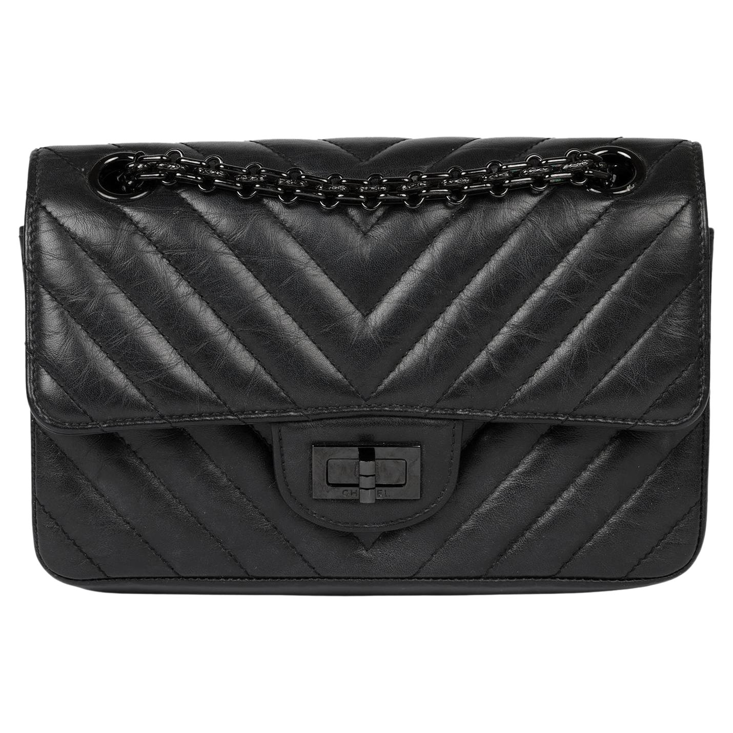 Chanel Black Chevron Quilted Crinkled Calfskin Leather SO Black 224 2.55 Reissue in vendita
