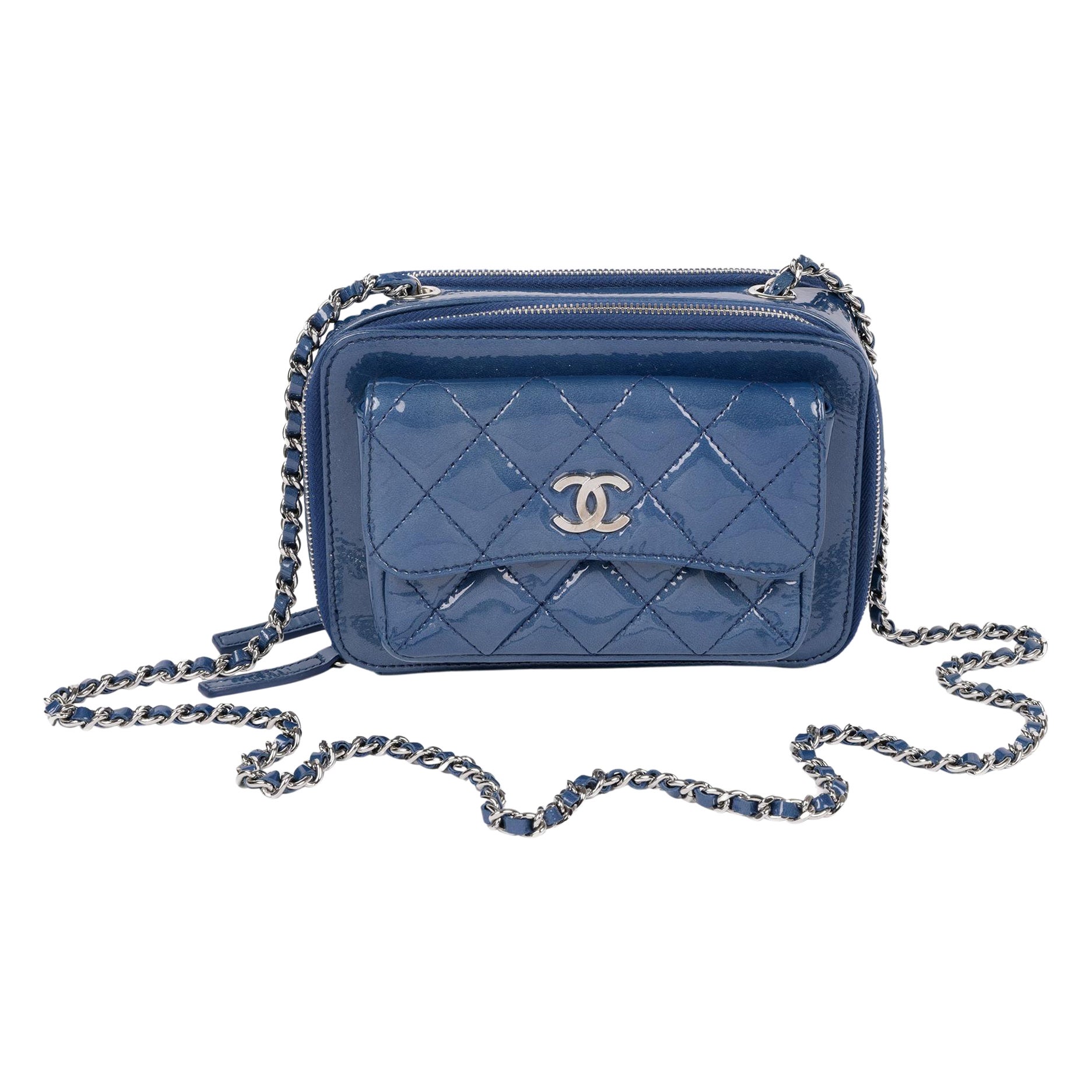 Chanel Estuche de bolsillo para cámara en charol acolchado azul iridiscente en venta