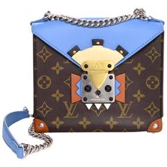 Louis Vuitton Blau und Schleife Monogramm Maske Pochette Umhängetasche rt. $3. 250