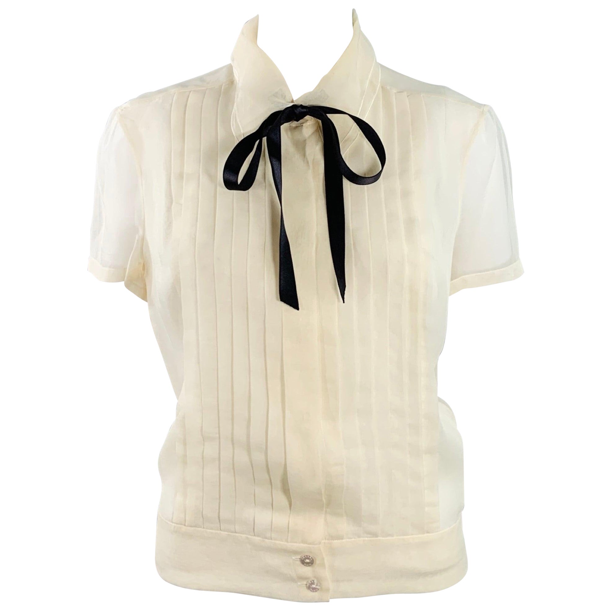 CHANEL Vintage 2003 Cruise Größe 8 Creme schwarz Seide schiere plissiert kurze Ärmel Bluse im Angebot
