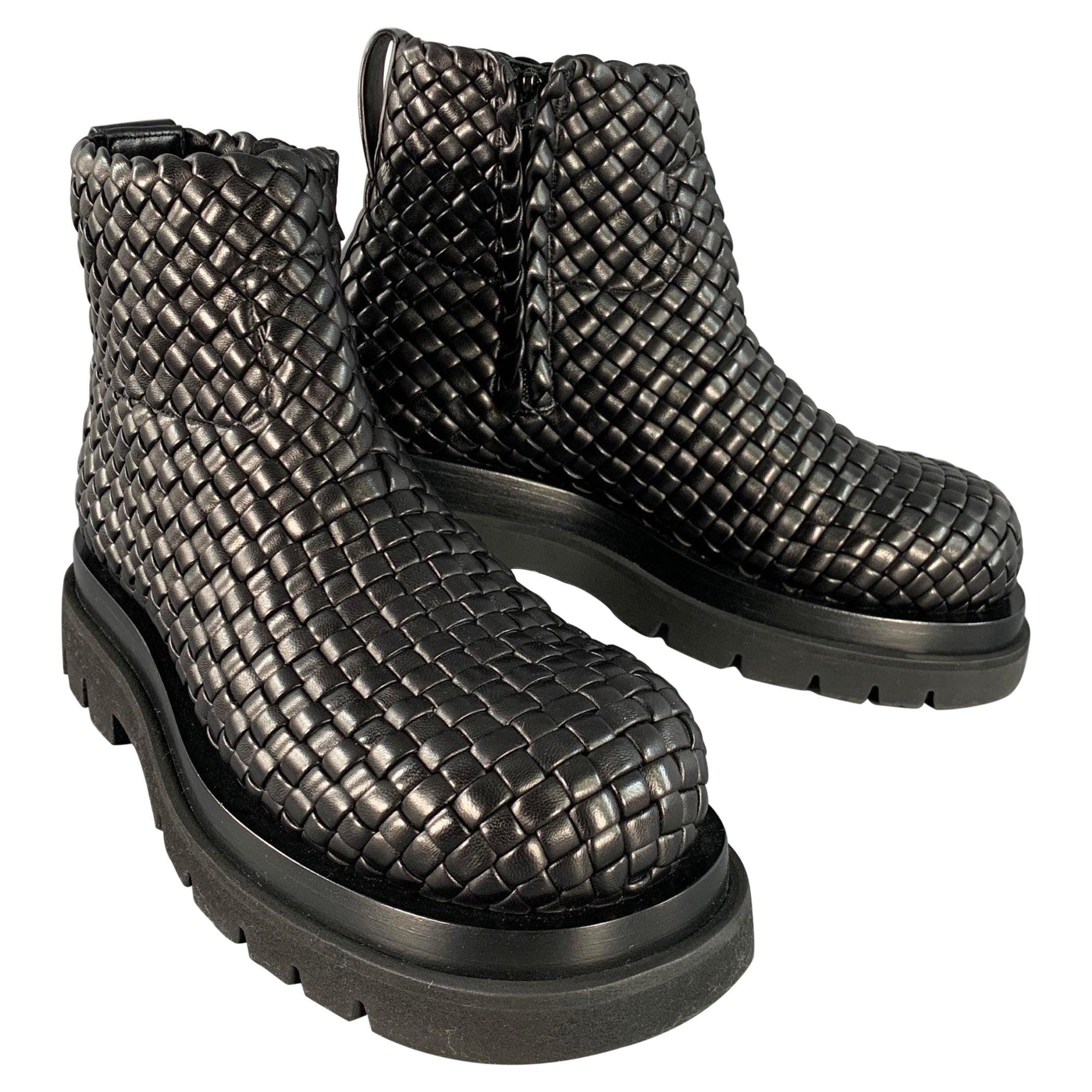 BOTTEGA VENETA Taille 8 Noir Mini Lido Weave Lug Bottes en cuir tressé à fermeture éclair latérale en vente