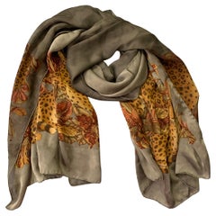 SALVATORE FERRAGAMO Foulard en soie gris orange rouge léopard