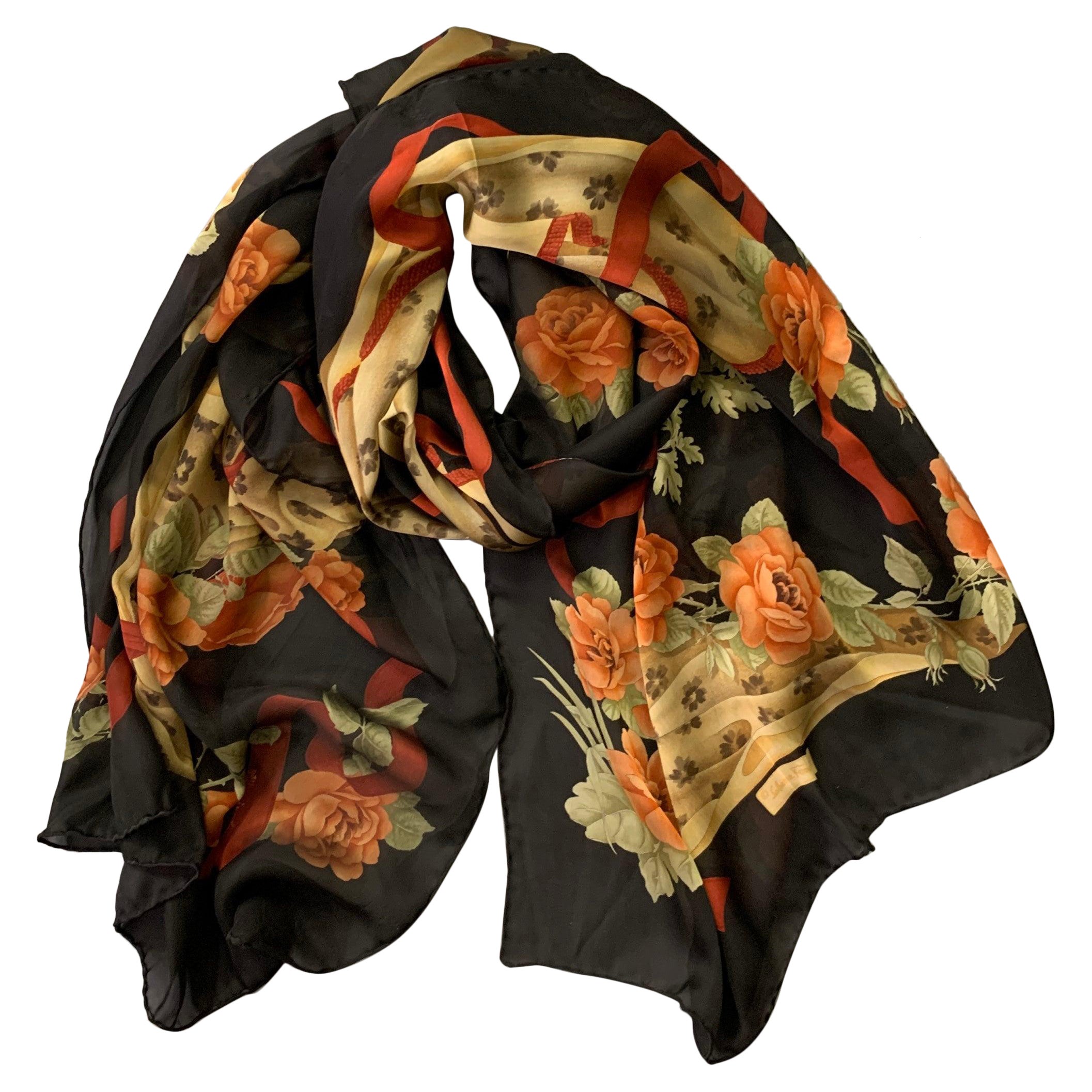 SALVATORE FERRAGAMO Foulard en soie à fleurs rouge noir Châle en vente