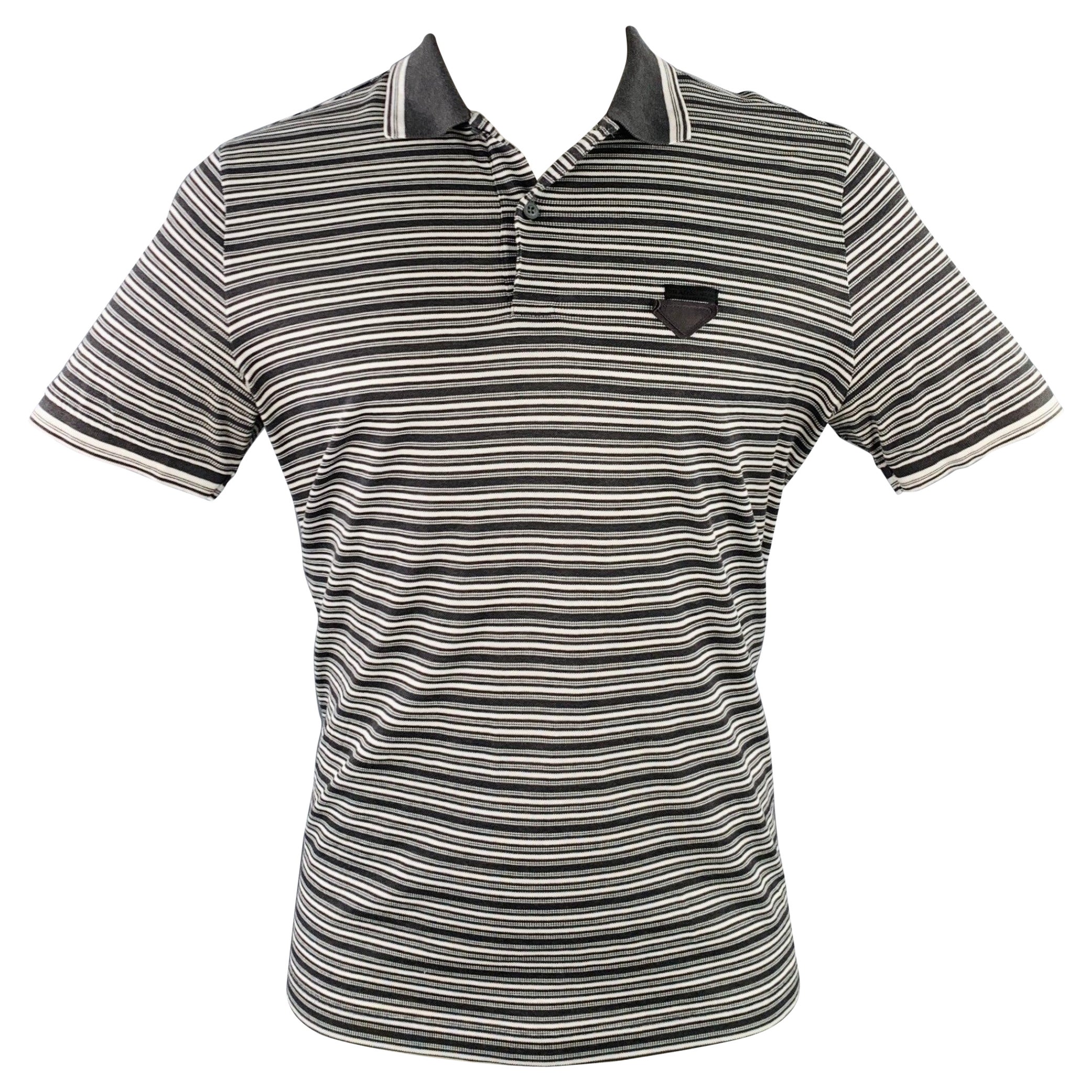 PRADA Taille M Polo boutonné en coton piqué à rayures grises et blanches en vente