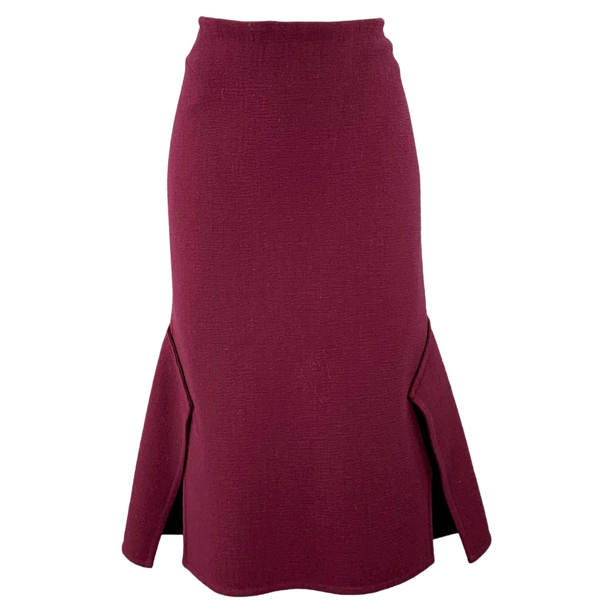 ROLAND MOURET Taille 8 Burgundy Virgin Wool Blend Textured Side Panels Skirt en vente