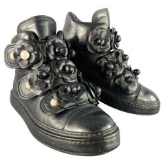 CHANEL Größe 7 Schwarz Leder Kamelien Faux Perlen Applique High Top Sneakers
