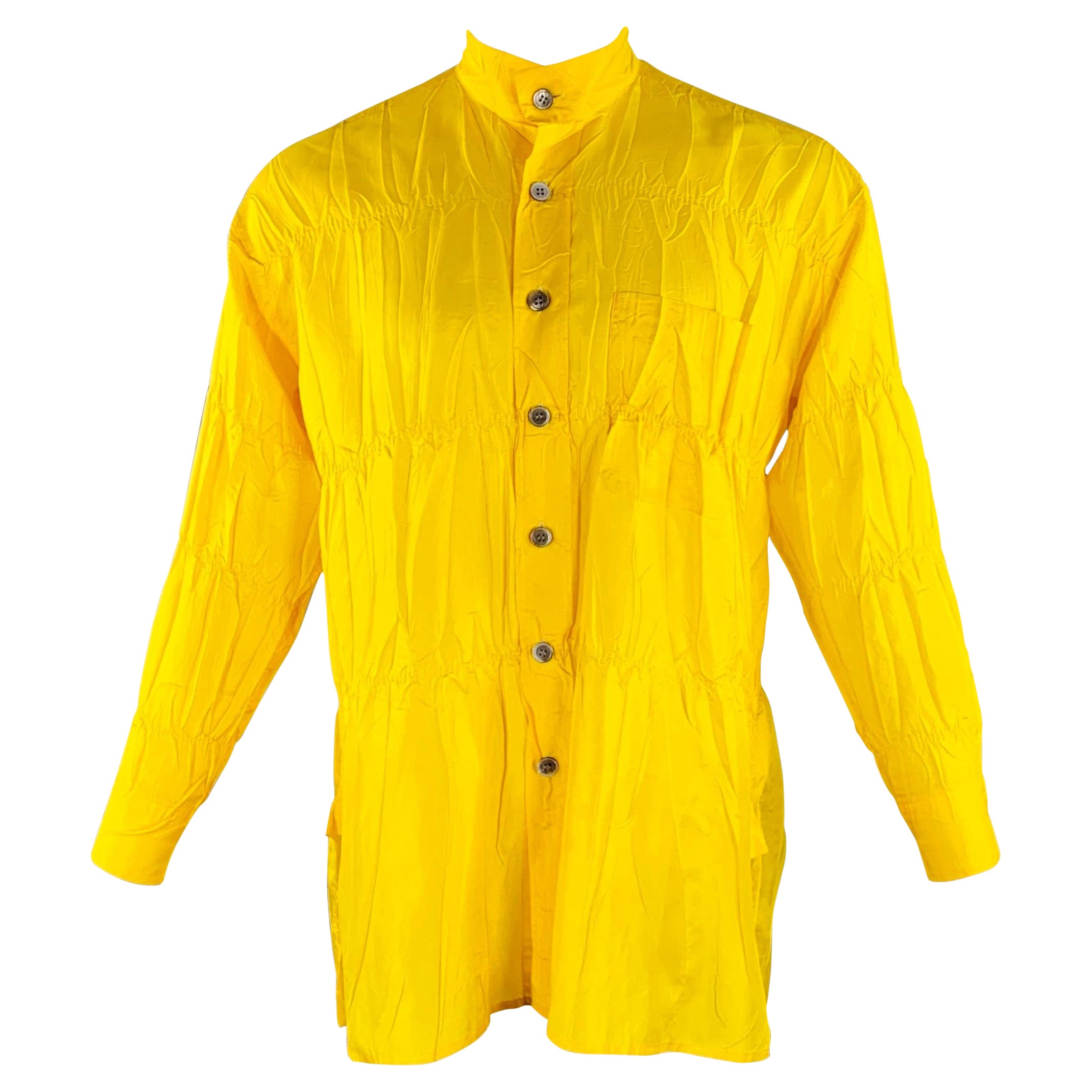 Issey Miyake Taille XS Jaune Polyester froissé Col Nehru Chemise à manches longues surdimensionnée en vente