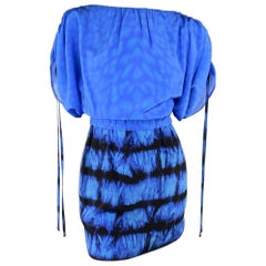 ROBERTO CAVALLI - Robe à manches à cordon en soie bleue et noire avec motif guépard et cravate teintée