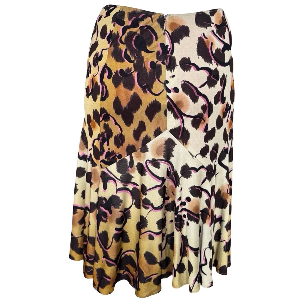 Falda Versace de largo medio de los 90 con estampado de leopardo y floral abstracto rosa.  Ajustado hasta las caderas y luego un ligero acampanado.  Material de mezcla de viscosa, sin forro y ligero.  Excelente estado vintage, sin defectos que