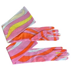 Long gloves with pink details Emilio Pucci.