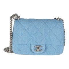Chanel Minibolso de solapa acolchado azul vaquero Sweetheart