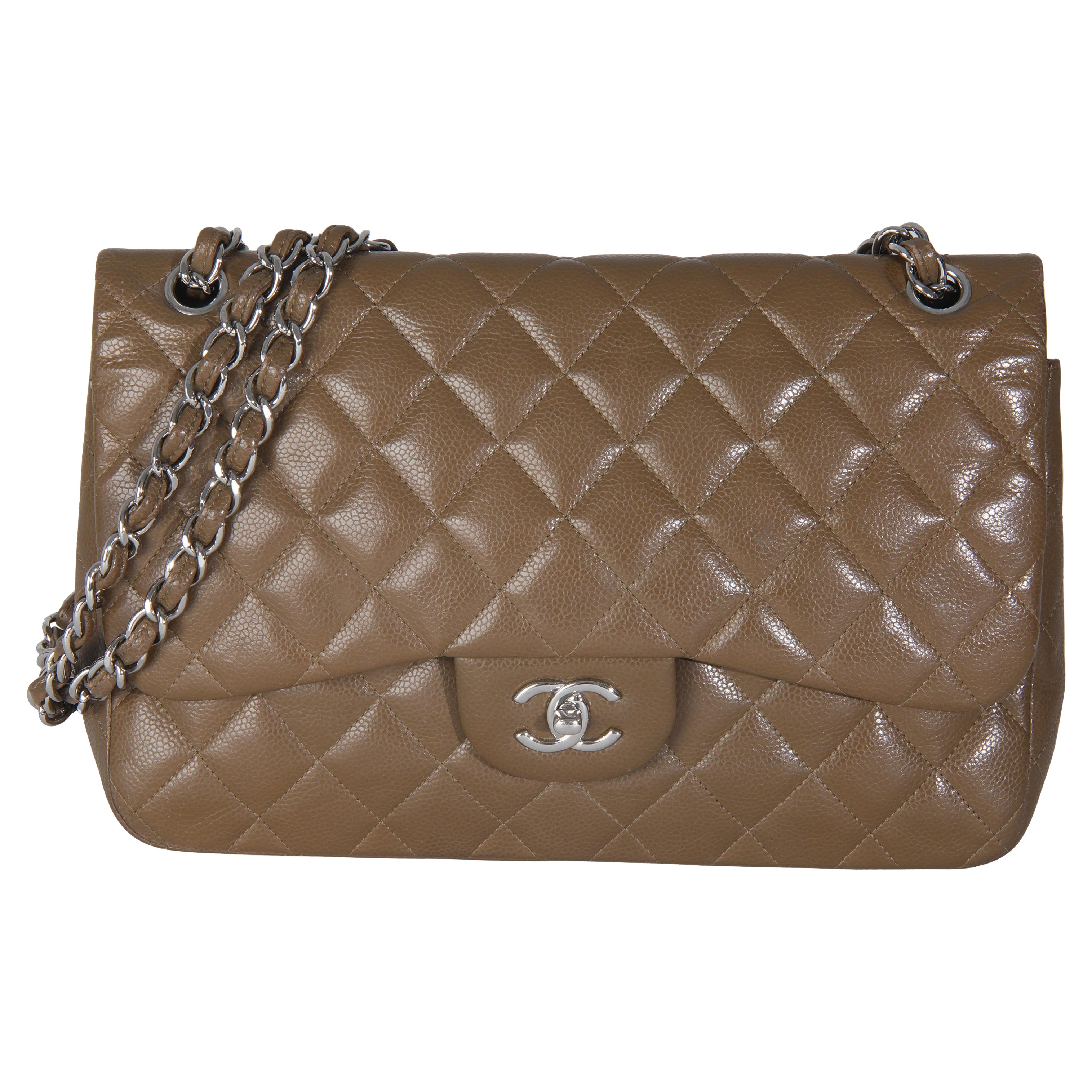 Chanel Khaki gesteppte Kaviar Jumbo Tasche mit doppelter Klappe im Angebot