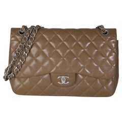 Chanel Khaki gesteppte Kaviar Jumbo Tasche mit doppelter Klappe
