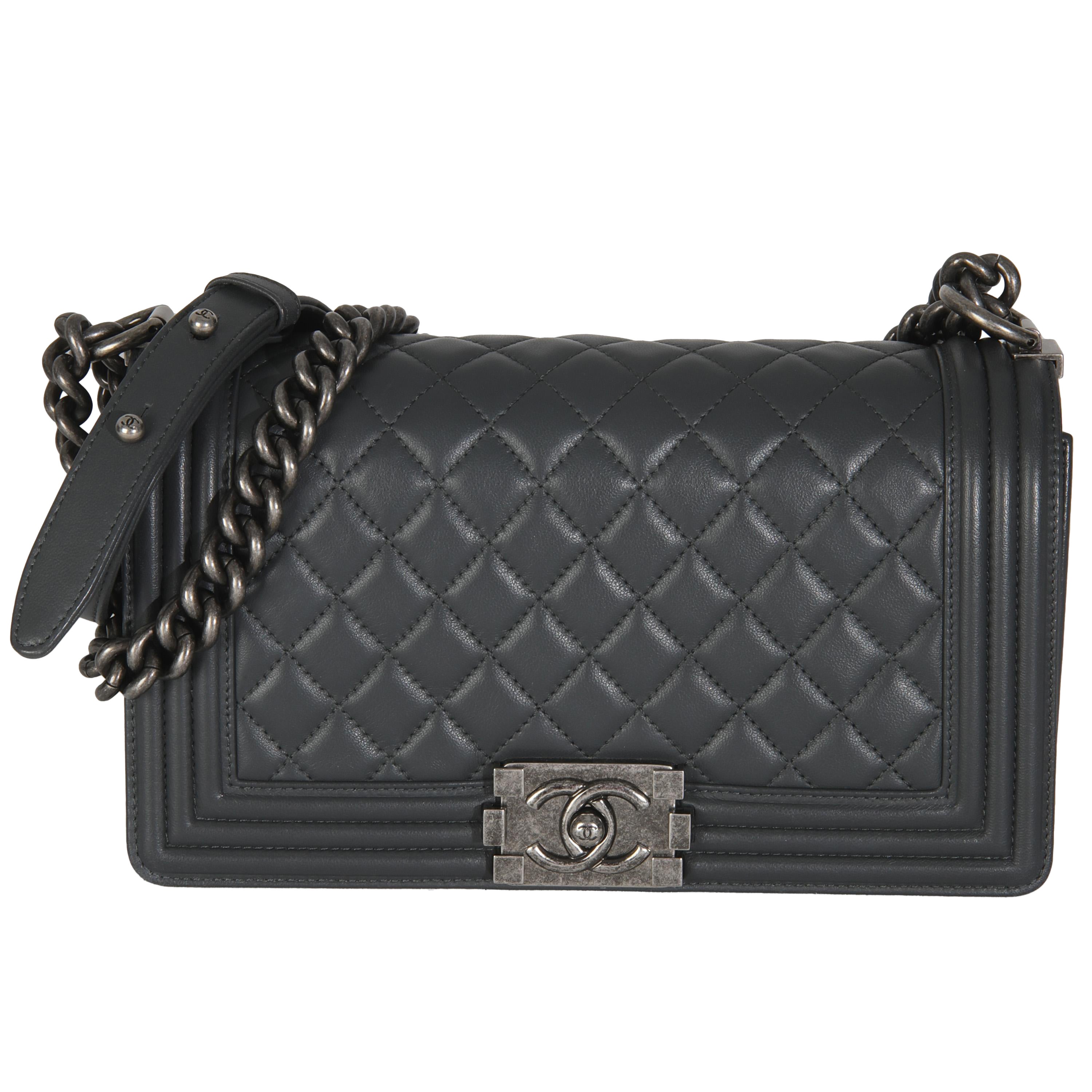 Chanel Dunkelgrau Gestepptes Lammfell Old Medium Boy Bag im Angebot