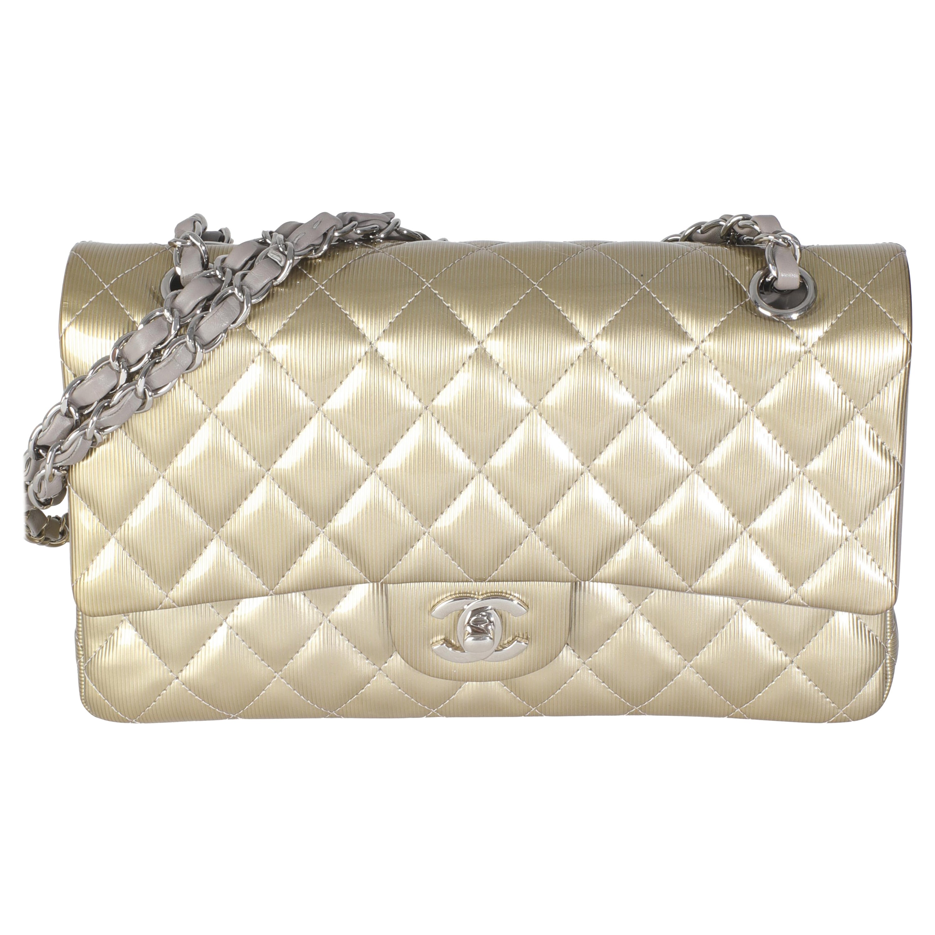 Chanel Gold Striated Quilted Patent Medium Classic Double Flap Bag im Angebot