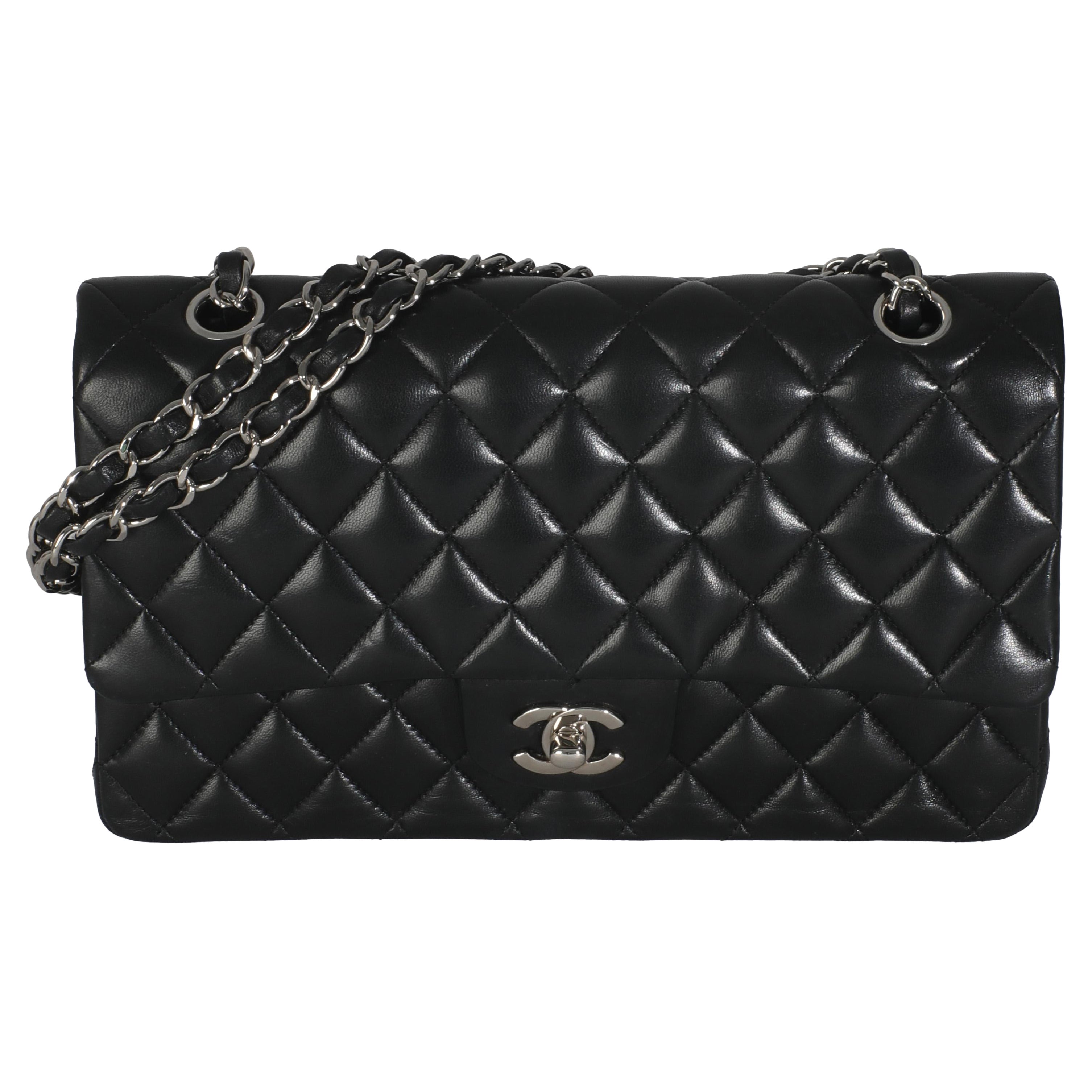 Chanel Negro Piel de cordero acolchada Bolso clásico mediano con doble solapa en venta