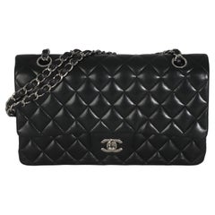 Chanel Negro Piel de cordero acolchada Bolso clásico mediano con doble solapa