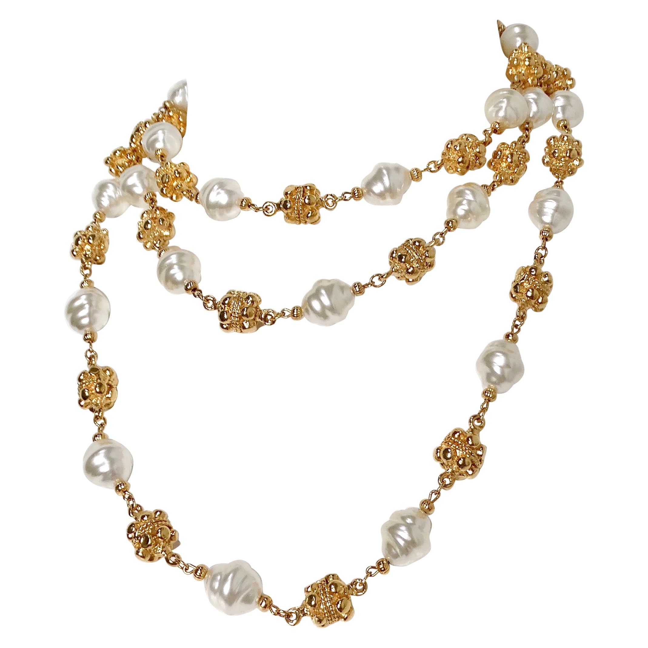 I. Johns Collier de fantaisie baroque à perles et maillons en or circa 1980 en vente