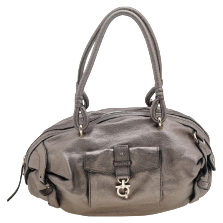 Salvatore Ferragamo - Sacoche à poche frontale Gancini en cuir gris métallisé en vente