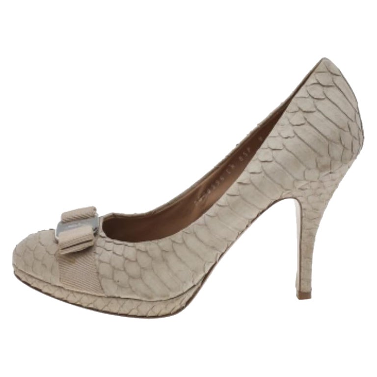 Salvatore Ferragamo Beige Python Vara Schleife Plateau Pumps Größe 38.5
