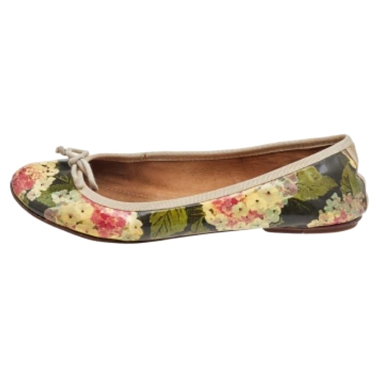 D&G Mehrfarbige Ballettschuhe aus Lackleder mit Blumendruck und Lacklederschleife Größe 39 im Angebot