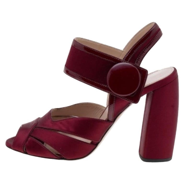 Miu Miu Sandalias con tira al tobillo de satén y charol burdeos talla 36