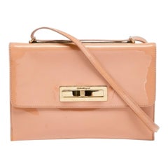 Salvatore Ferragamo Pfirsichfarbene Umhängetasche aus Lackleder mit Metallschleife und Klappe