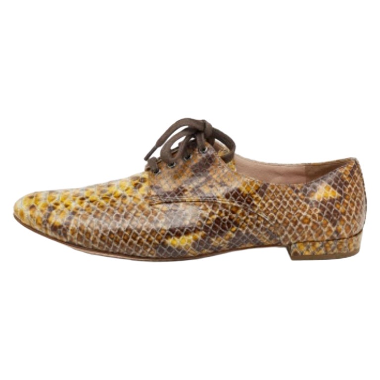 Derby in pelle verniciata Miu Miu giallo/marrone con pelle di serpente in rilievo taglia 39 in vendita