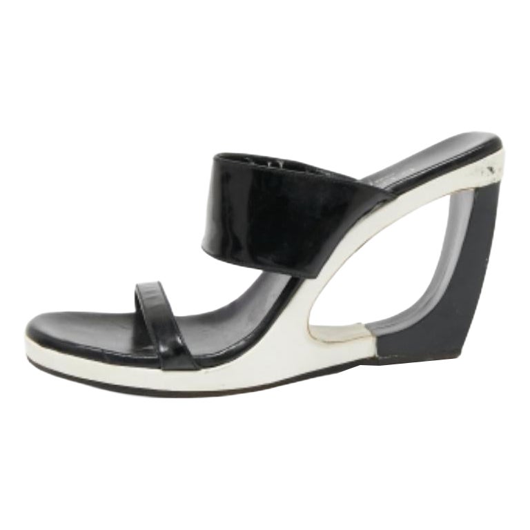 Gucci Black Patent Leather Cut-Out Wedge Slide Sandals Size 38 For Sale