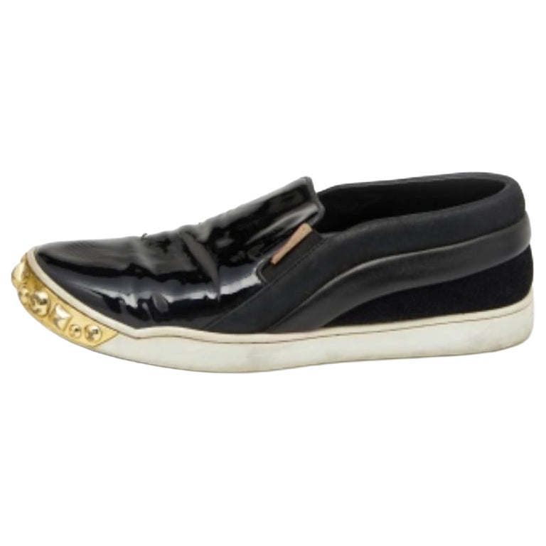 Louis Vuitton Schwarze Slip On Turnschuhe aus Lackleder und Wildleder mit Nieten Größe 38 im Angebot