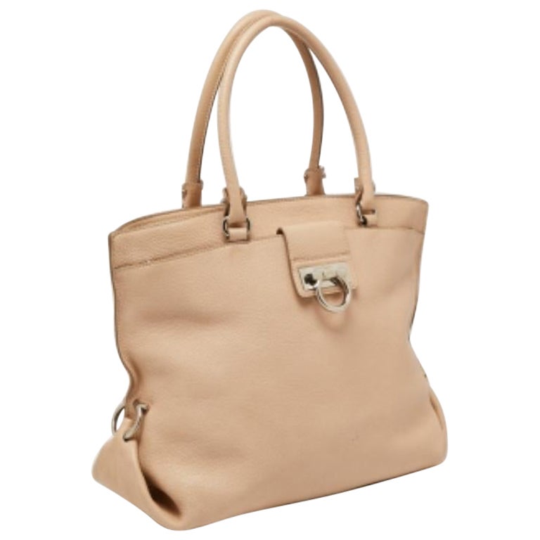 Salvatore Ferragamo Beige Pebbled Leather Dotty Tote (fourre-tout à pois en cuir)