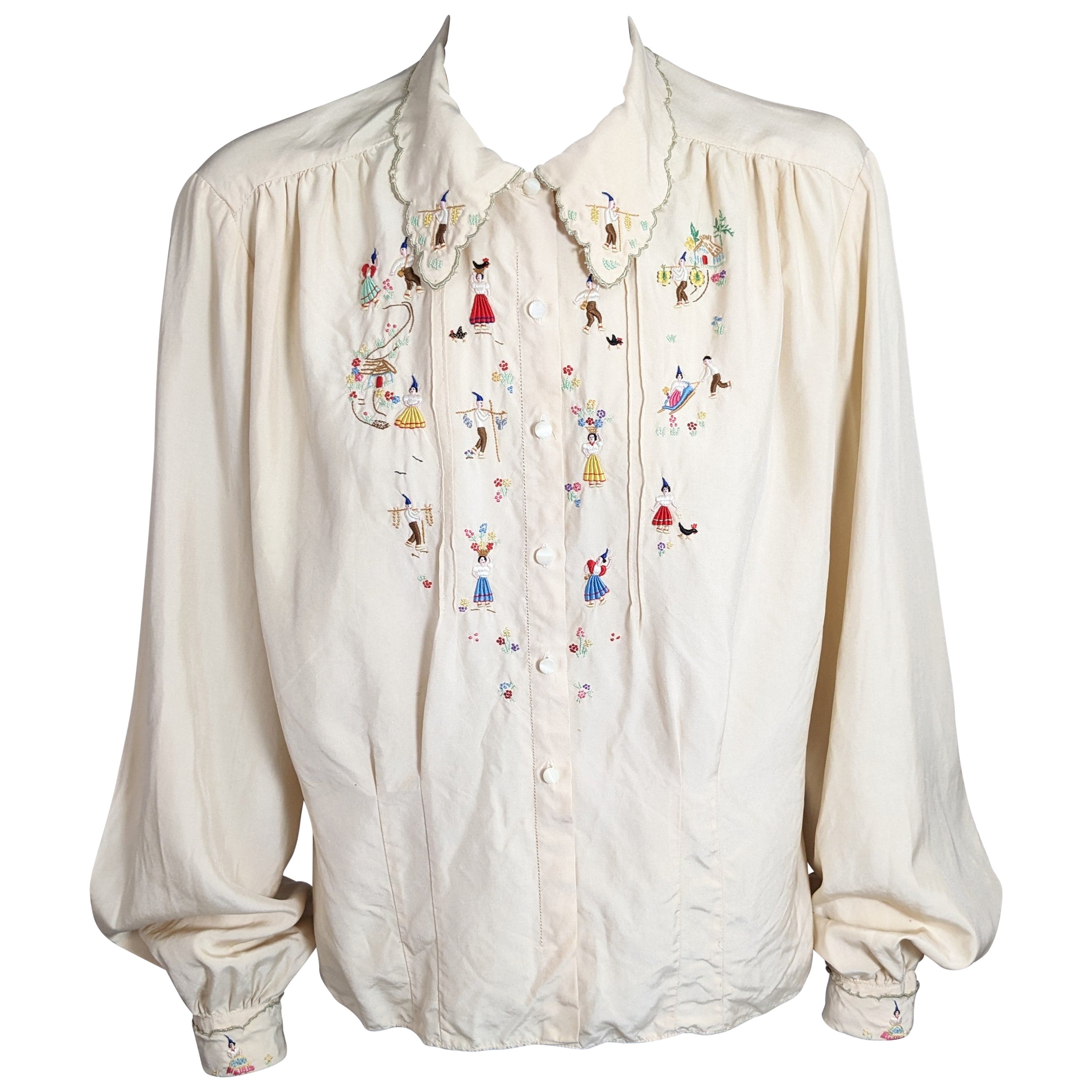 Charmante folkloristisch bestickte Seidenbluse im Angebot