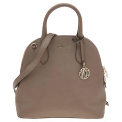 Satchel con cremallera DKNY de piel marrón