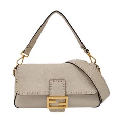 Fendi Baguette Selleria Bolso Crossbody de piel de becerro Blanco hueso mediano