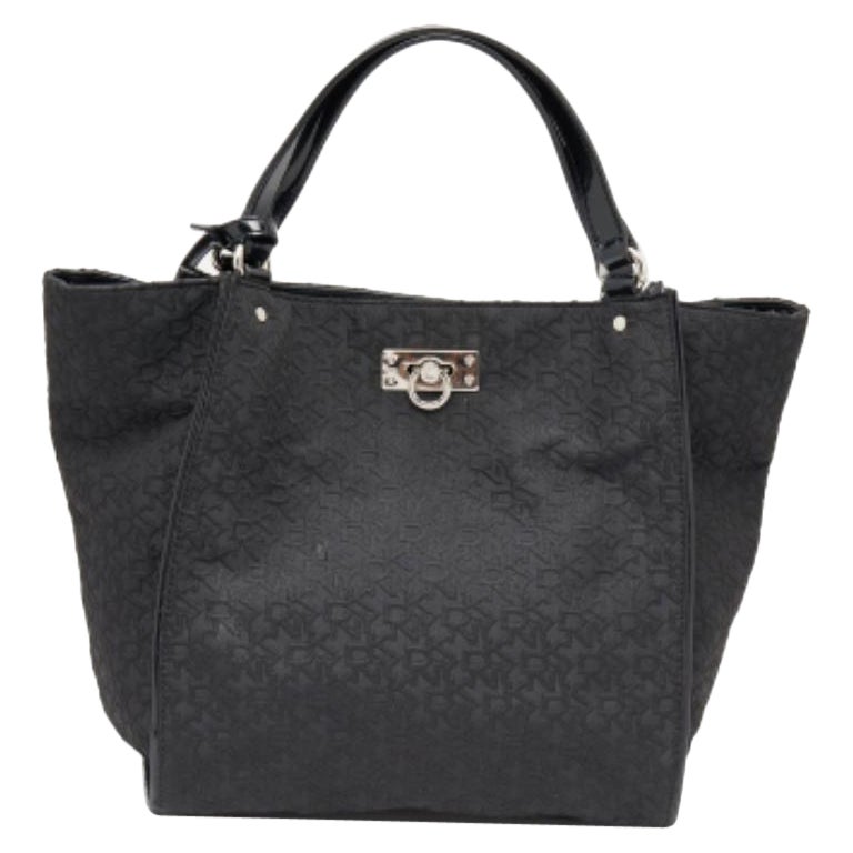 DKNY Bolso negro de lona con monograma y charol