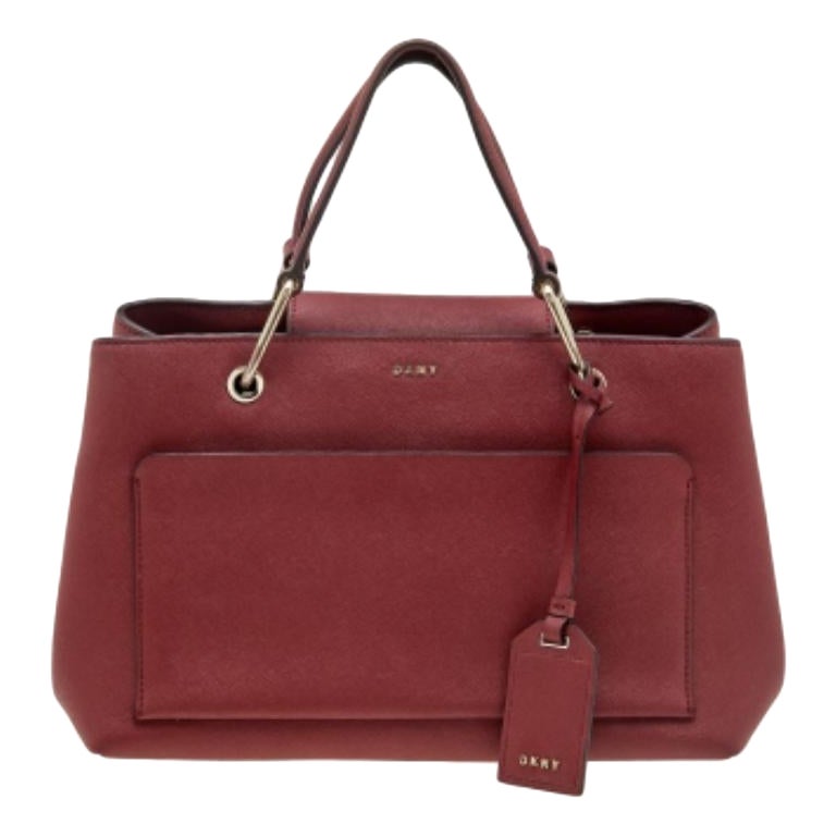 DKNY - Fourre-tout en cuir rouge foncé à poche frontale en vente