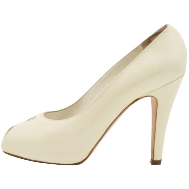 Chanel Crema Brevetto CC Peep Toe Pumps Taglia 39.5