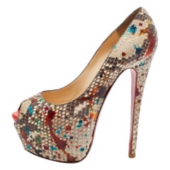 Christian Louboutin Bombas de plataforma de piel de pitón multicolor tamaño 38