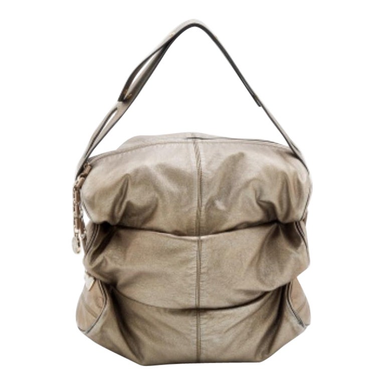 Versace Hobo en cuir gris métallisé en vente