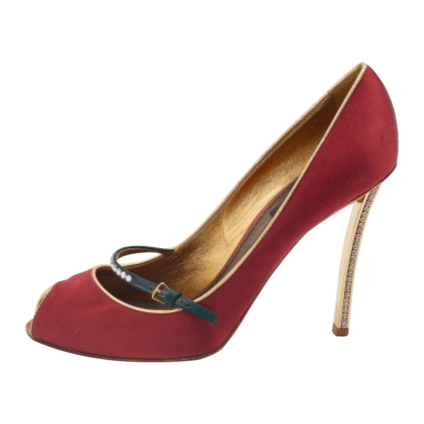 Louis Vuitton Raso Rosso Cristallo Impreziosito Mary Jane Peep Toe Pumps Taglia 38,5