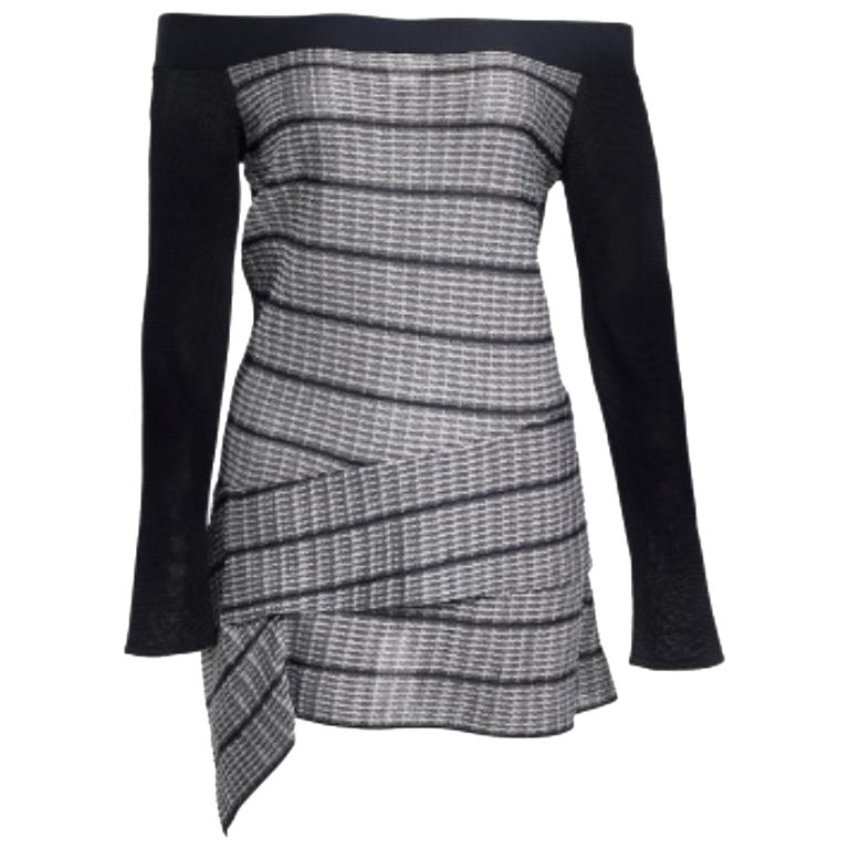 Roland Mouret Top Off-Shoulder in maglia nera/bianca L.A. in vendita